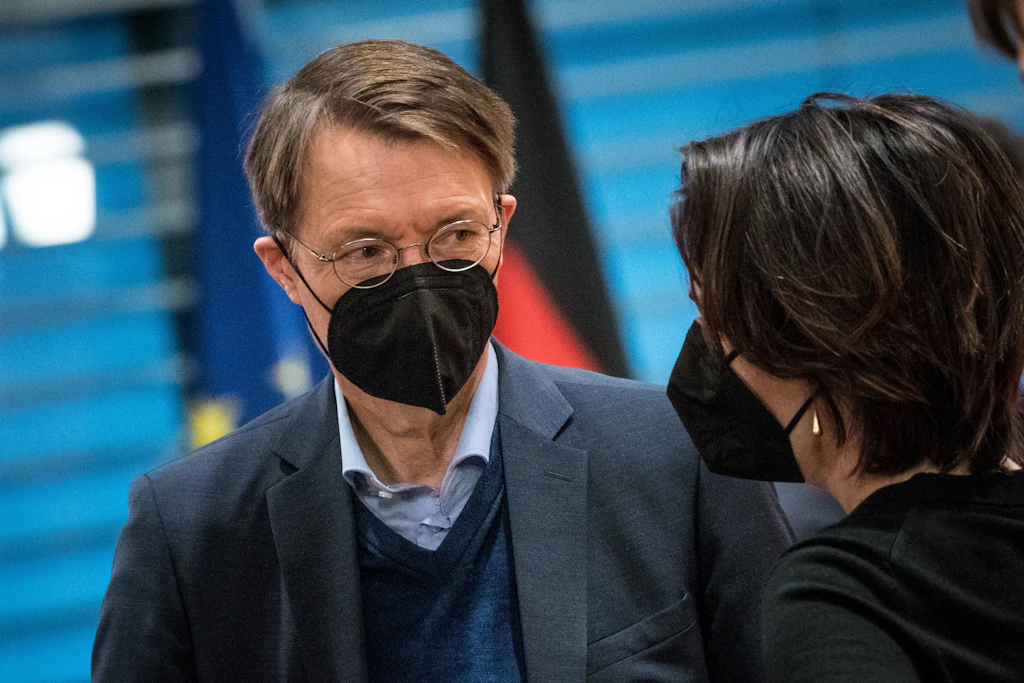 Lauterbach warnt vor Lockerungen: Weniger PCR-Tests einsetzen