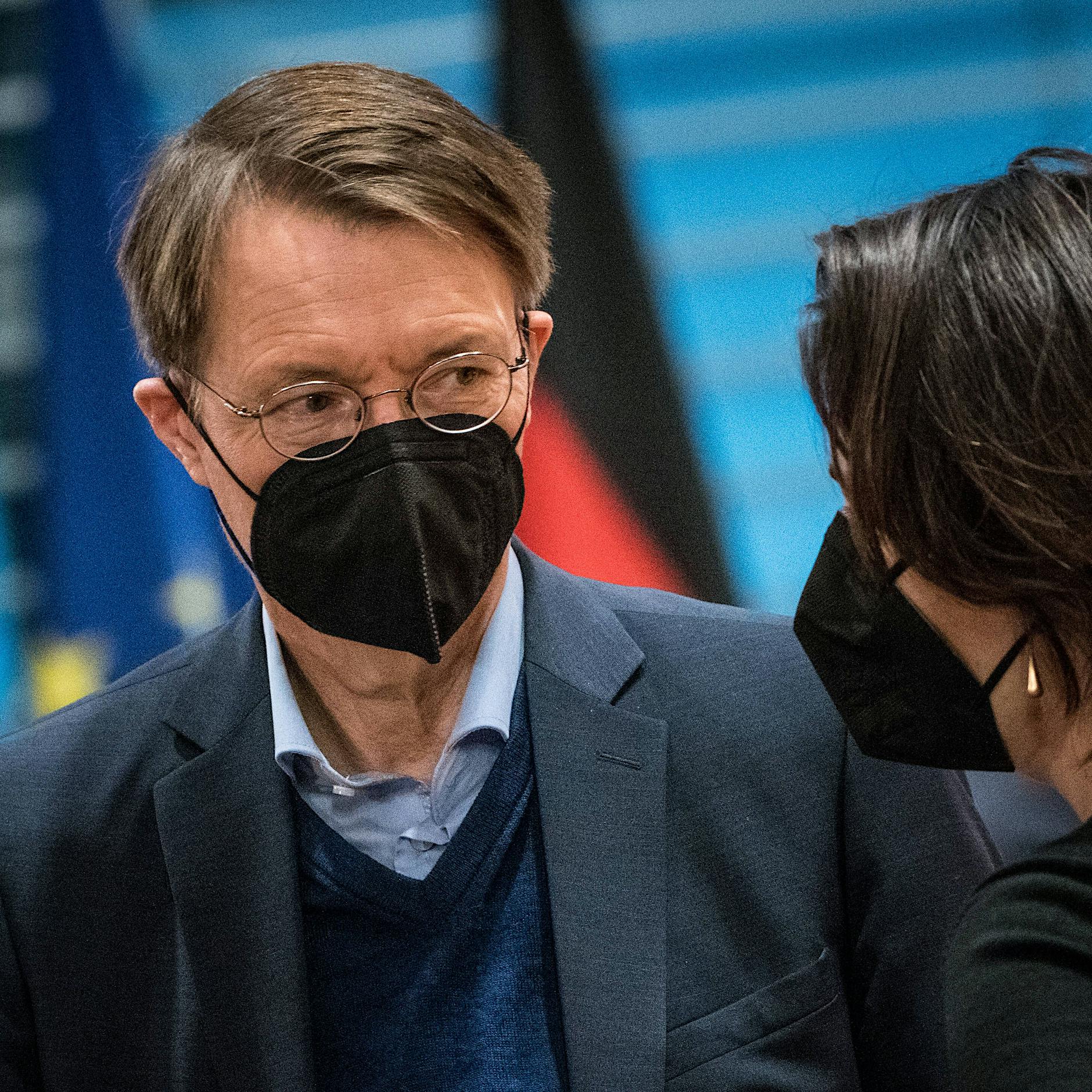 Lauterbach warnt vor Lockerungen: Weniger PCR-Tests einsetzen