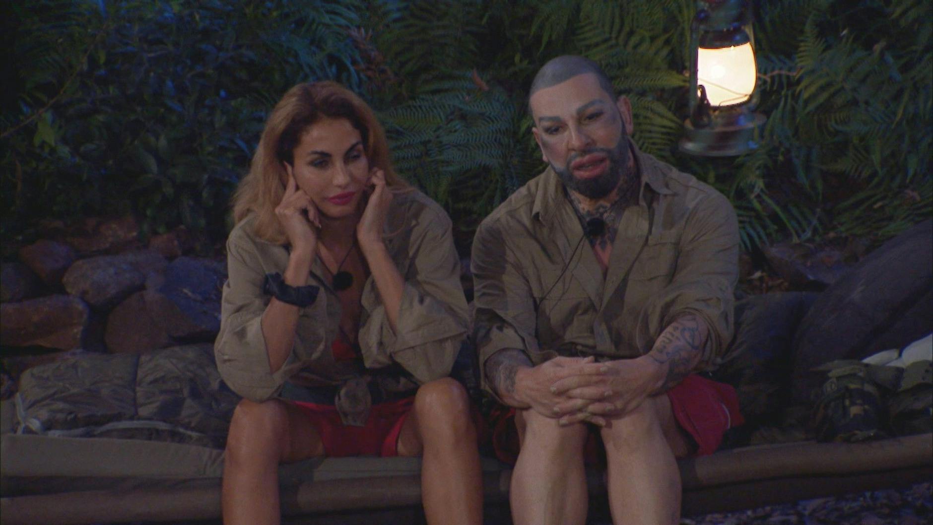 Anstatt mit ihrem Dschungelcamp-Kollegen Filip zu diskutieren, hielt sich Janina lieber die Ohren zu.