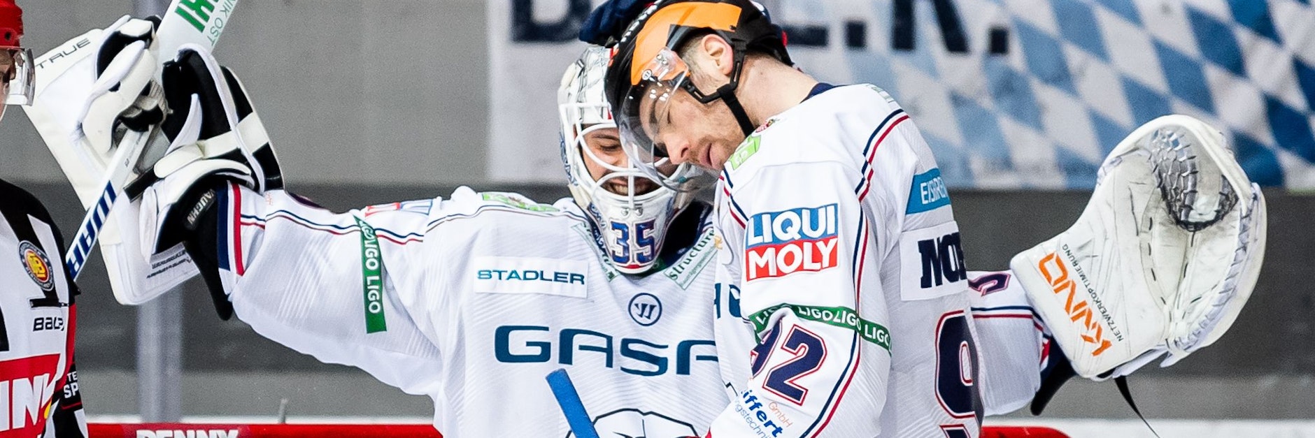 Torwart Mathias Niederberger jubeln nach dem Sieg in München, Marcel Noebels weiß genau, wer daran einen riesigen Anteil hat. 