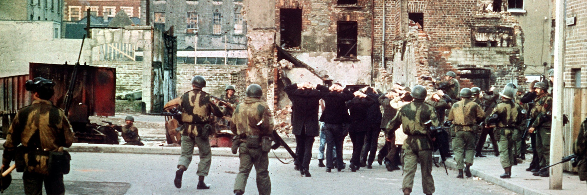 Britische Soldaten umzingeln während des Blutigen Sonntags eine Gruppe von Demonstranten.