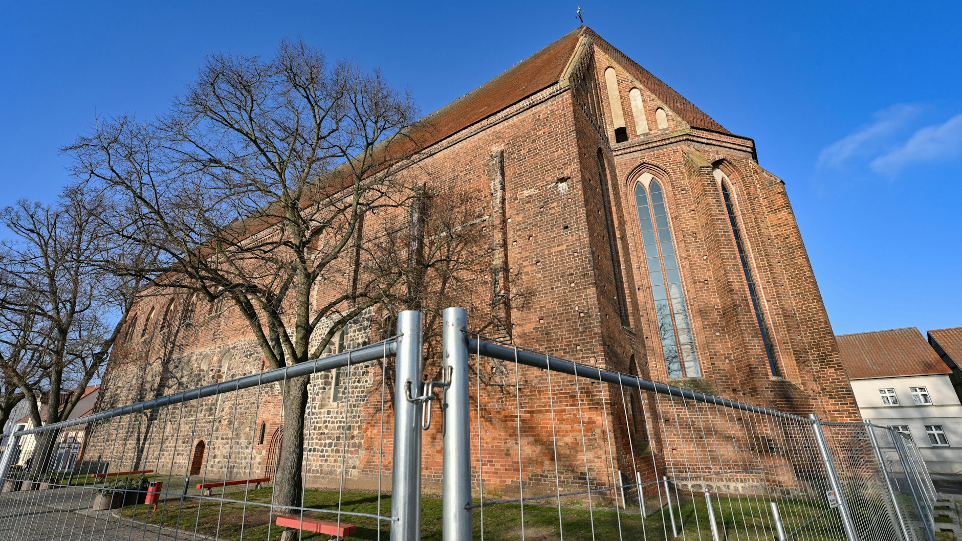 Die mittelalterliche Klosterkirche ist mit einem Bauzaun abgesperrt. Die Kirche ist das einzige Bauwerk, das von der ehemaligen Anlage der Franziskanermönche in Angermünde übrig geblieben ist.