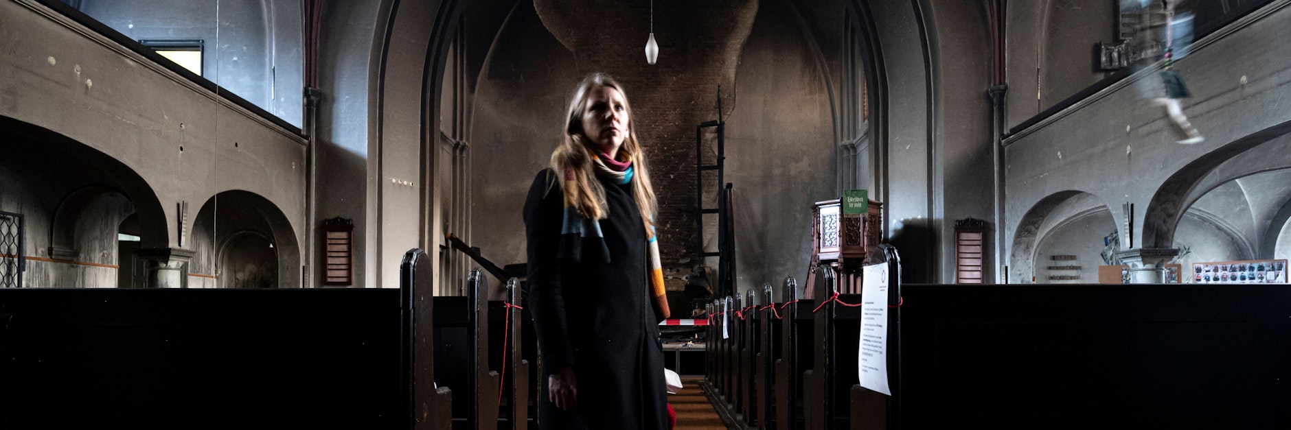 Pfarrerin&nbsp;Almut Bellmann steht in der Paul-Gerhardt-Kirche in Berlin-Prenzlauer Berg. In der Kirche hatte am Donnerstag der Altar gebrannt.