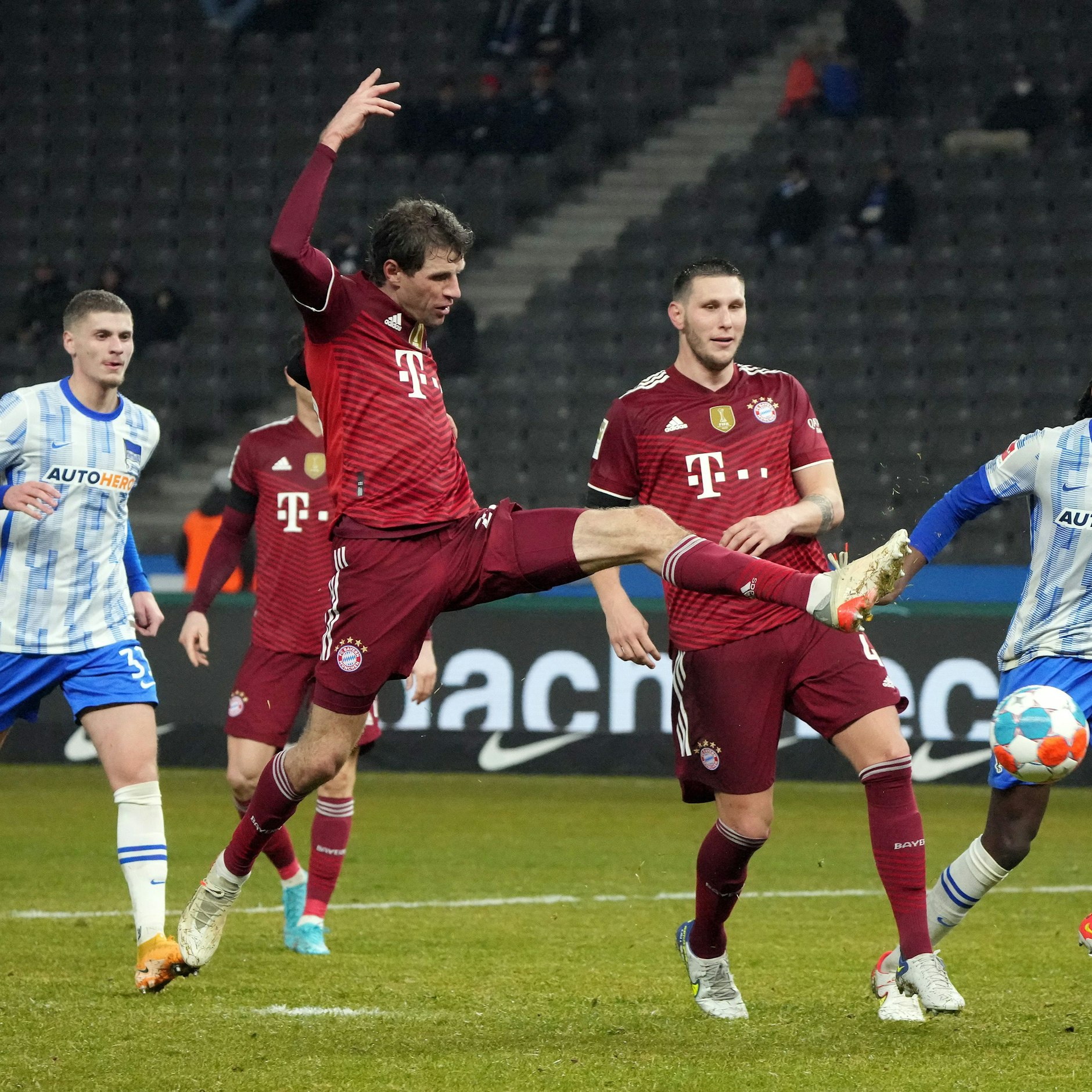 Münchens Thomas Müller trifft unbedrängt zum 2:0.