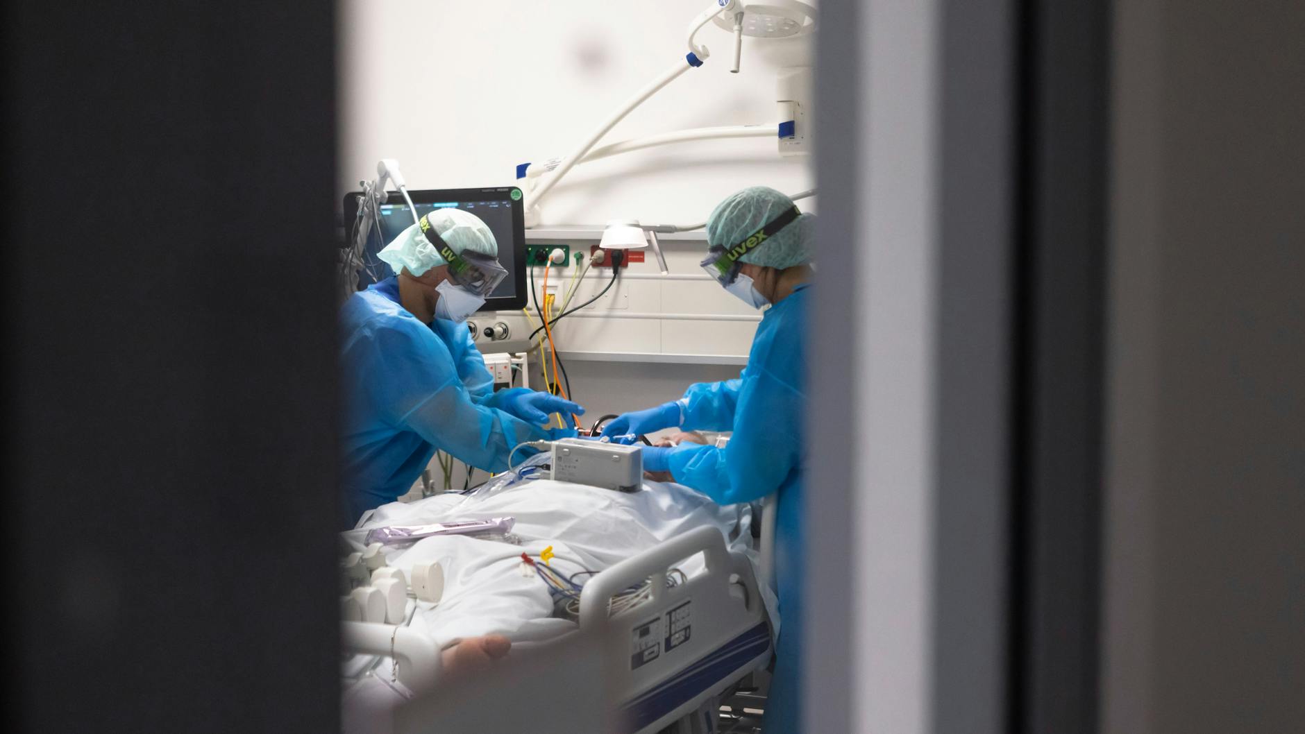 In aktuellen Tageszeitungen finden sich viele Jobanzeigen angeblich ungeimpfter Pflegekräfte (Symbolbild).