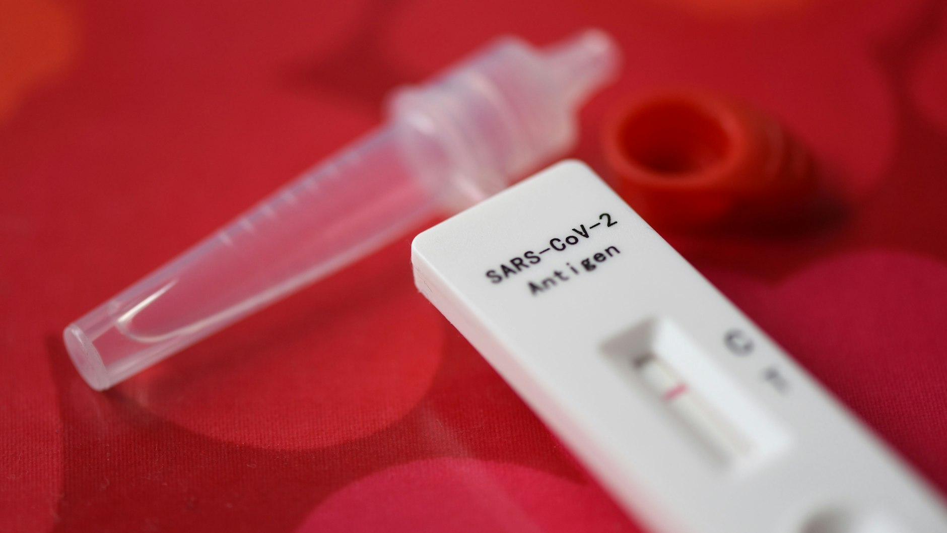 Regelmäßige Selbsttests bleiben wichtig in der Pandemie.