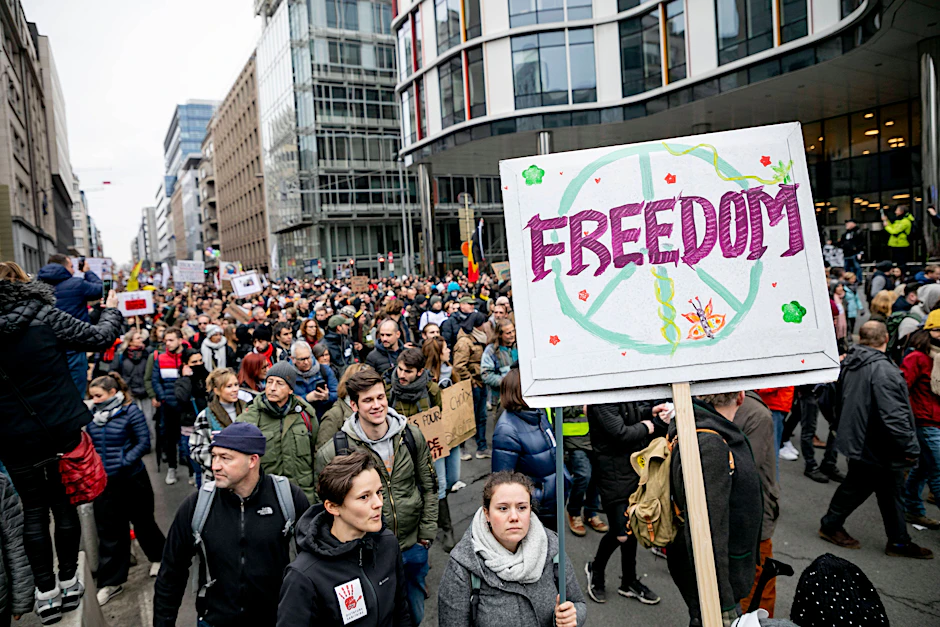 Zehntausende Menschen aus ganz Europa protestieren am Samstag in Brüssel gegen die Corona-Politik.