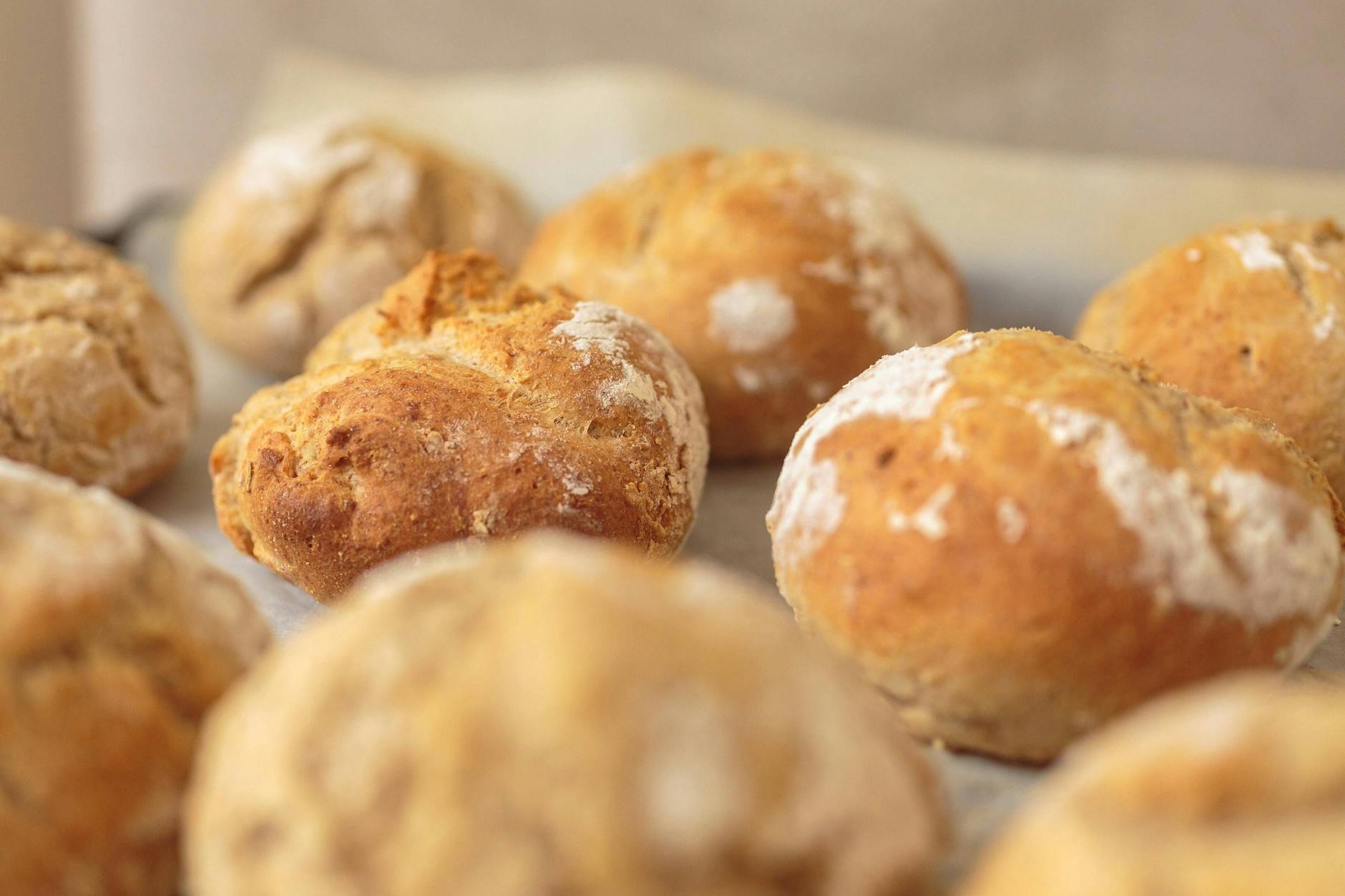 Frische Brötchen gehören zu einem leckeren Sonntagsfrühstück einfach dazu.