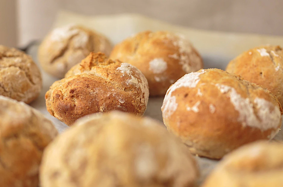 Frische Brötchen gehören zu einem leckeren Frühstück einfach dazu - und mit diesem Rezept backen Sie sie ganz einfach selbst.