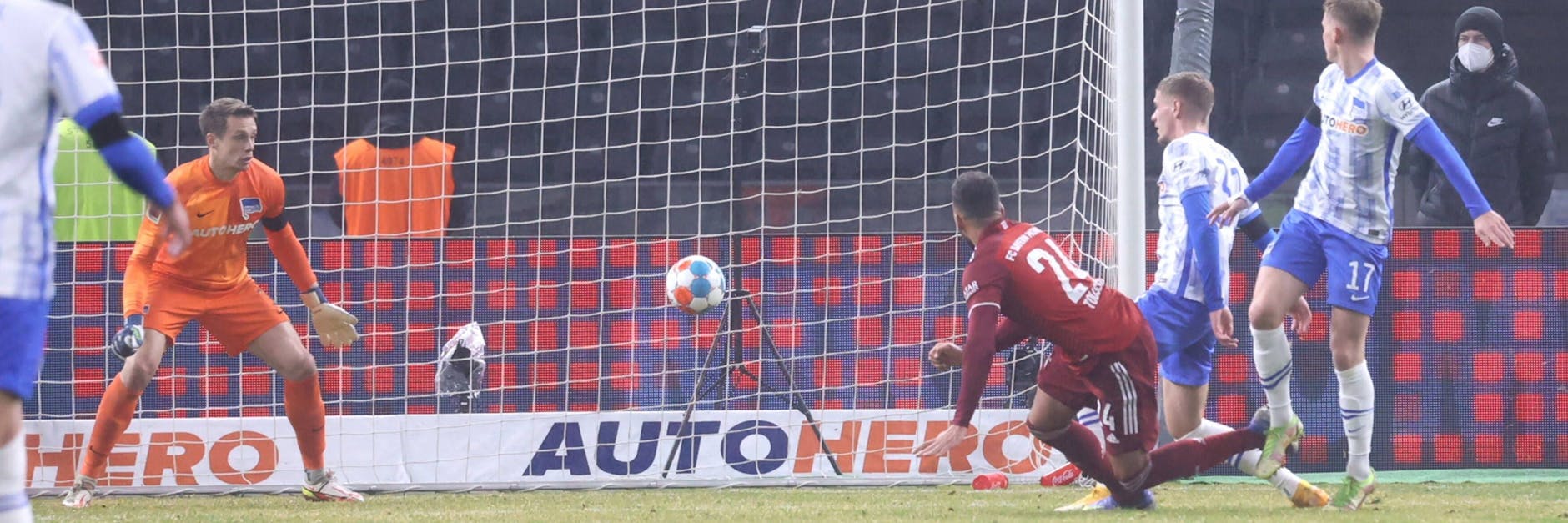 Bayerns Corentin Tolisso köpft trotz Doppelbewachung von Herthas Verteidigern Dardai und Mittelstädt zum 1:0 ein.