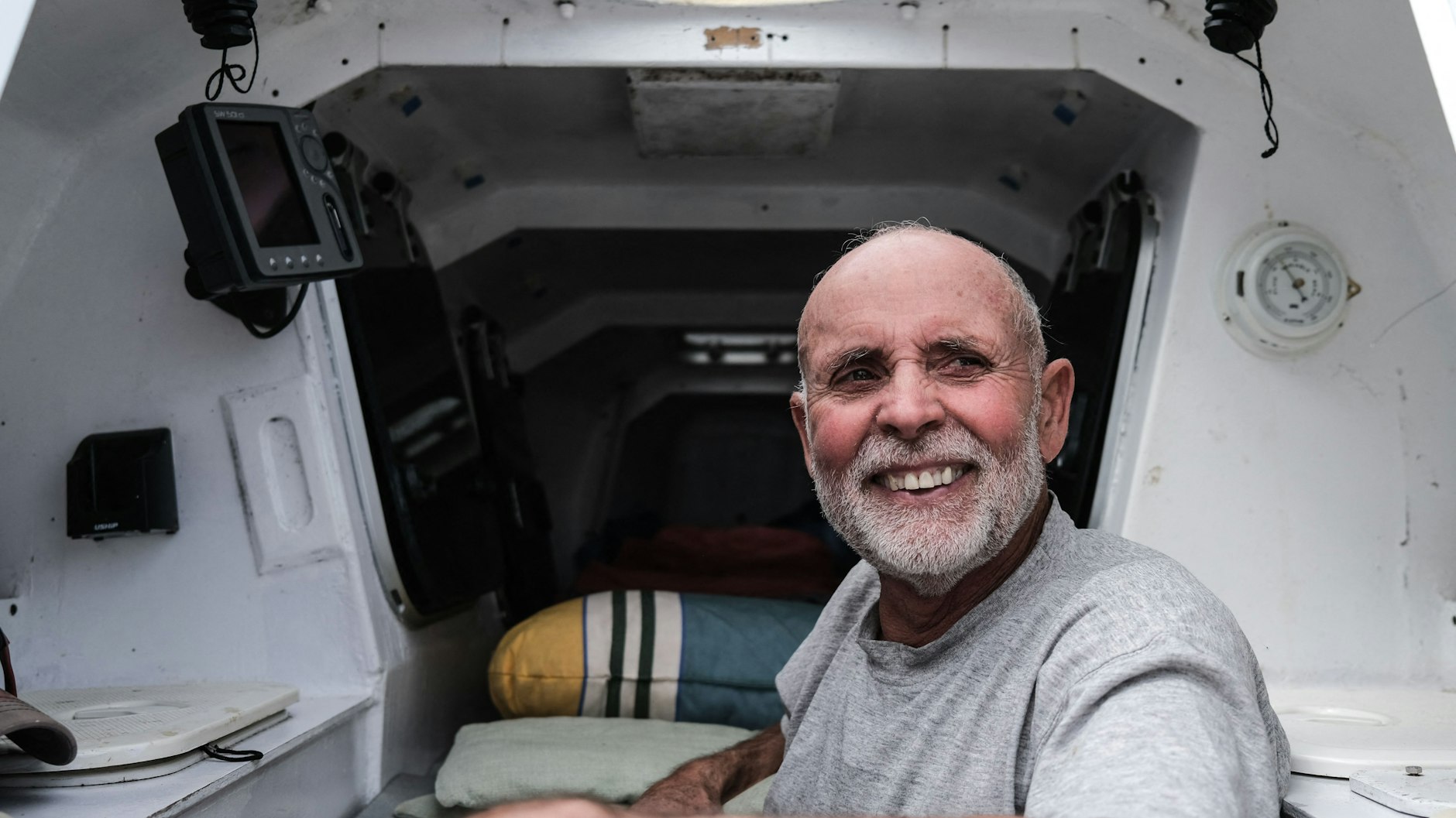 <a href="https://de.wikipedia.org/wiki/Triathlon">Jean-Jacques Savin war Triathlet</a> und früher militärischer Fallschirmspringer. Berühmt wurde der Franzose mit seiner Atlantiküberquerung in einem Fass.