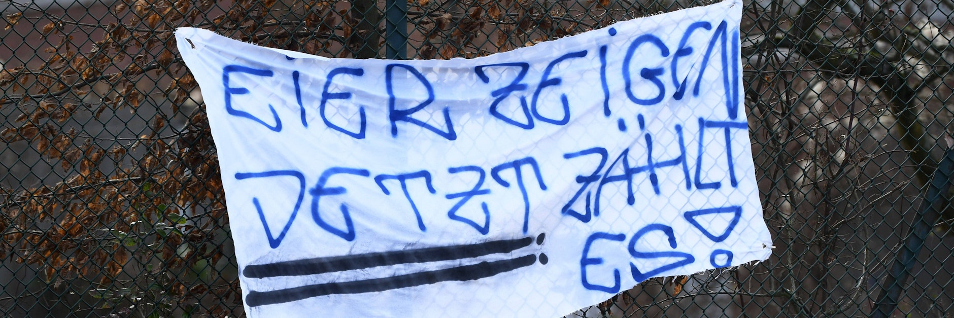 Herthas Fans hingen Protest-Plakate auf und jetzt störten sie das Geheimtraining vor dem Bayern-Spiel.&nbsp;