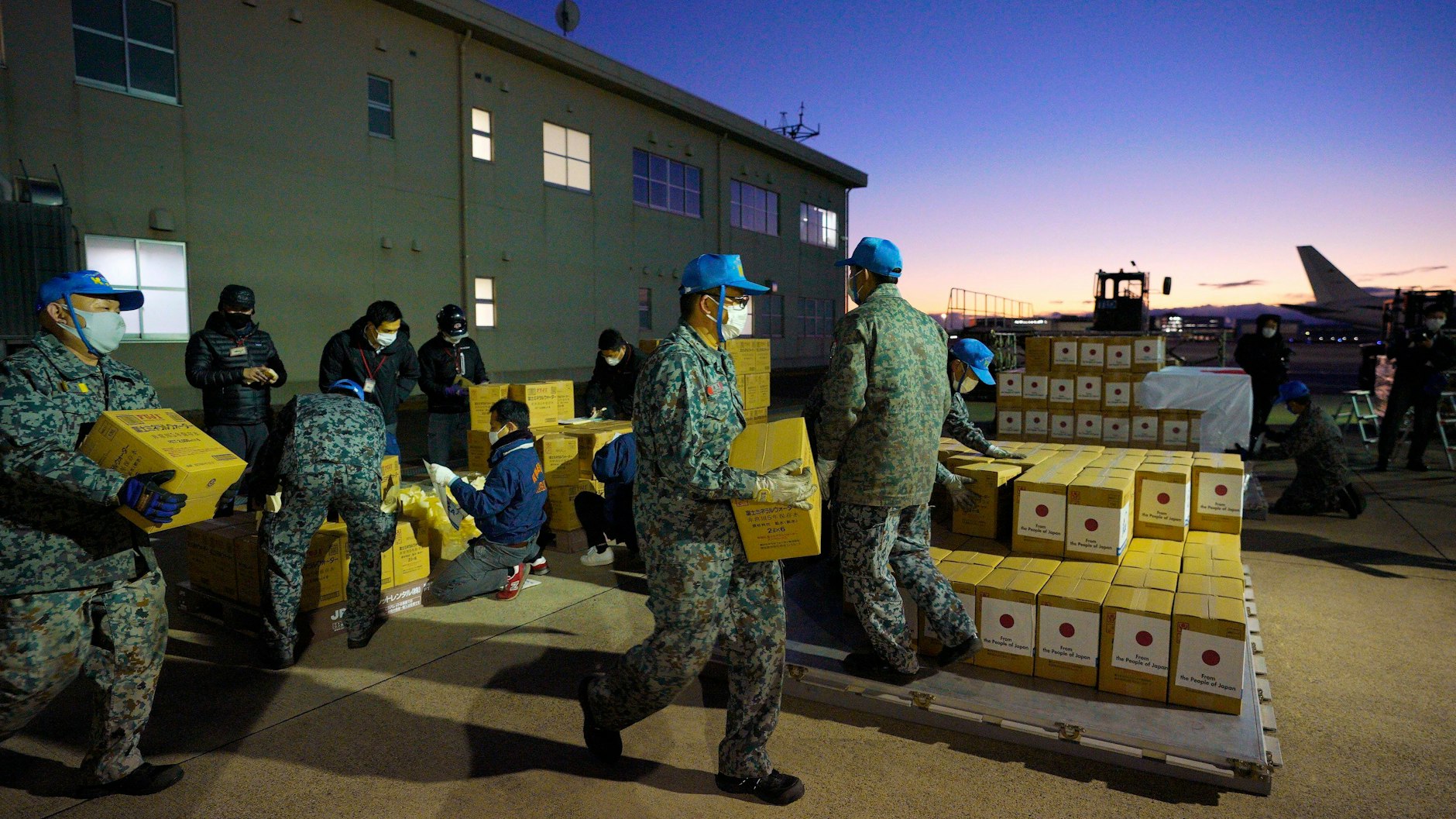 Japans Luftwaffe liefert Wasser nach Tonga.