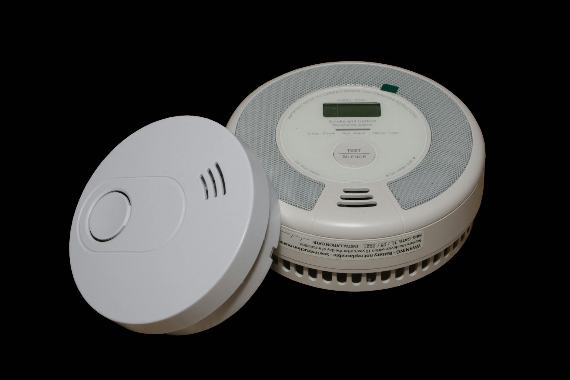 Jede Wohnung in Berlin muss mit Rauchwarnmeldern ausgestattet sein. Die Ausgaben für angemietete Rauchwarnmelder dürfen aber nicht auf die Betriebskosten umgelegt werden.