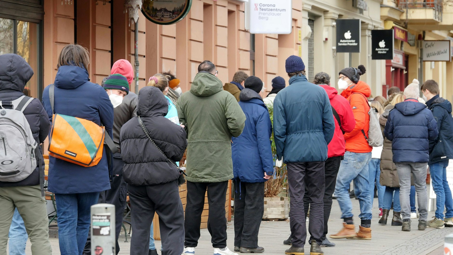 So sieht es derzeit vor den Testzentren in Berlin aus. Viele warten Stunden auf einen PCR-Test.