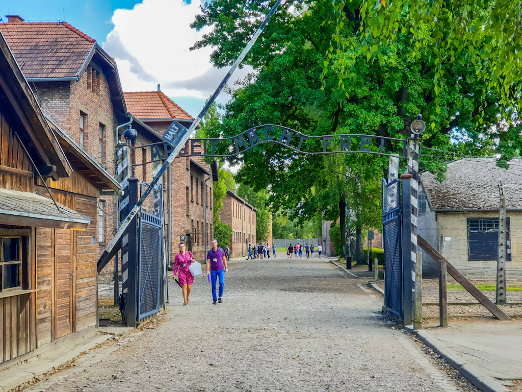 Auschwitz: Touristin zeigt am ehemaligen KZ den Hitlergruß – Festnahme!