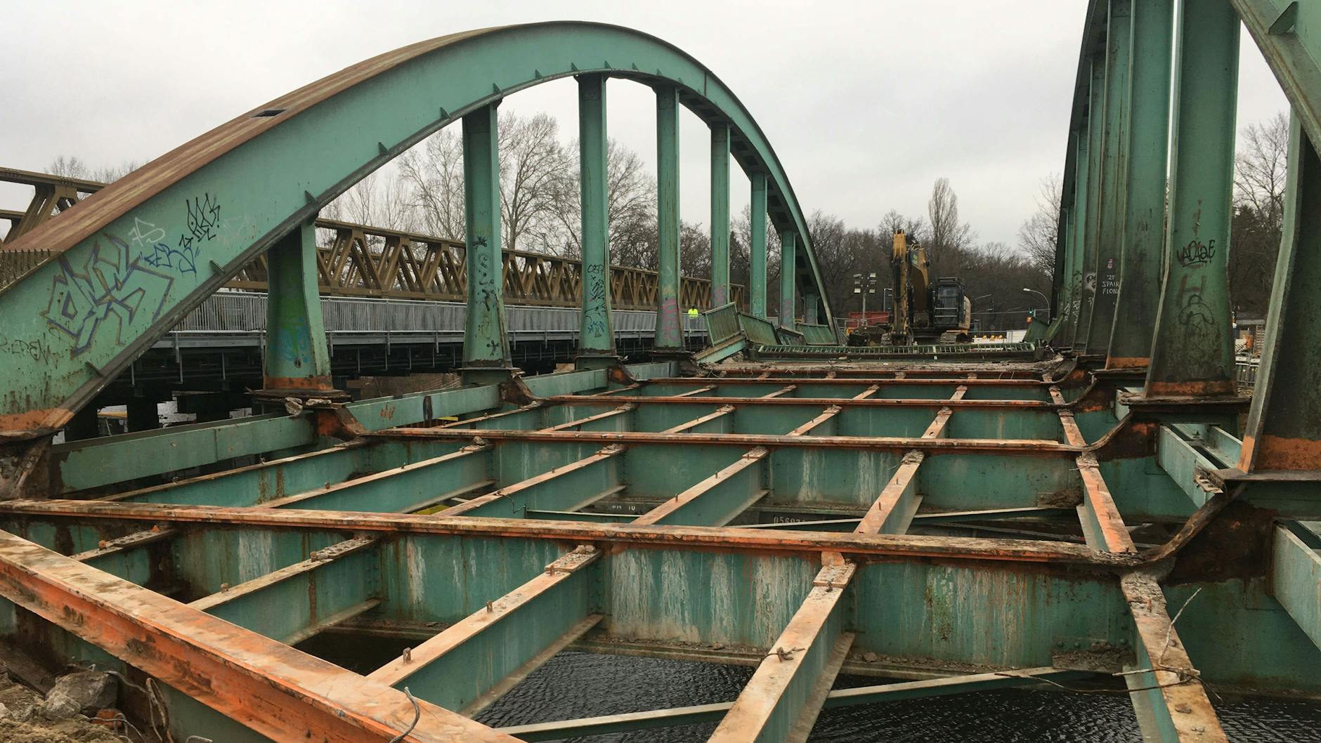Der alte Stahlüberbau der Tegeler Brücke in Charlottenburg nach Abbruch der Betonfahrplatte. Am vergangenen Wochenende wurde die 750 Tonnen schwere Konstruktion von einem Kran herausgehoben.