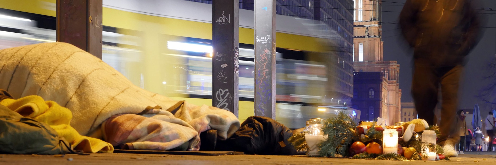 Unter der S-Bahn-Brücke am Alexanderplatz haben Obdachlose eine Schlafstatt eingerichtet. Auch hier gibt es immer wieder Gewalt gegen die Abgehängten.
