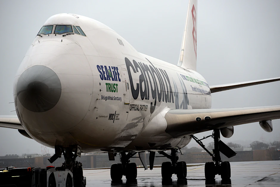 Ein „blinder Passagier“ hat einen mehrstündigen Flug im vorderen Fahrwerksbereich eines Frachtflugzeugs überlebt.