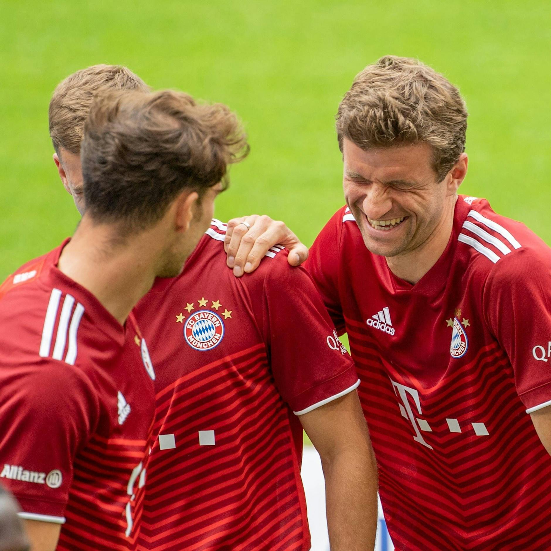 Bitter! Bayerns Thomas Müller lacht über Herthas miese Abwehrarbeit