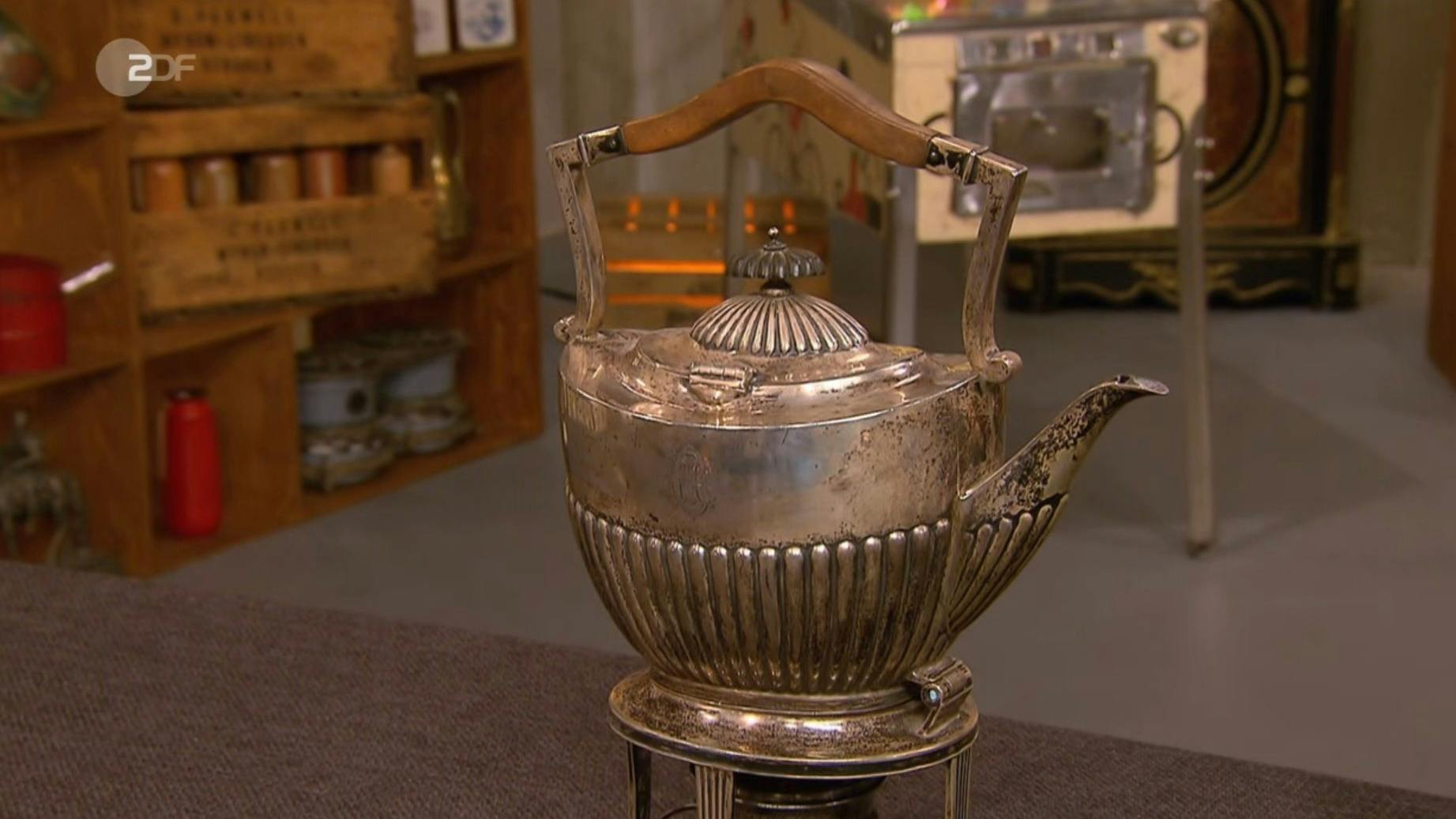 Die Teekanne steht bei „Bares für Rares“ zum Verkauf.