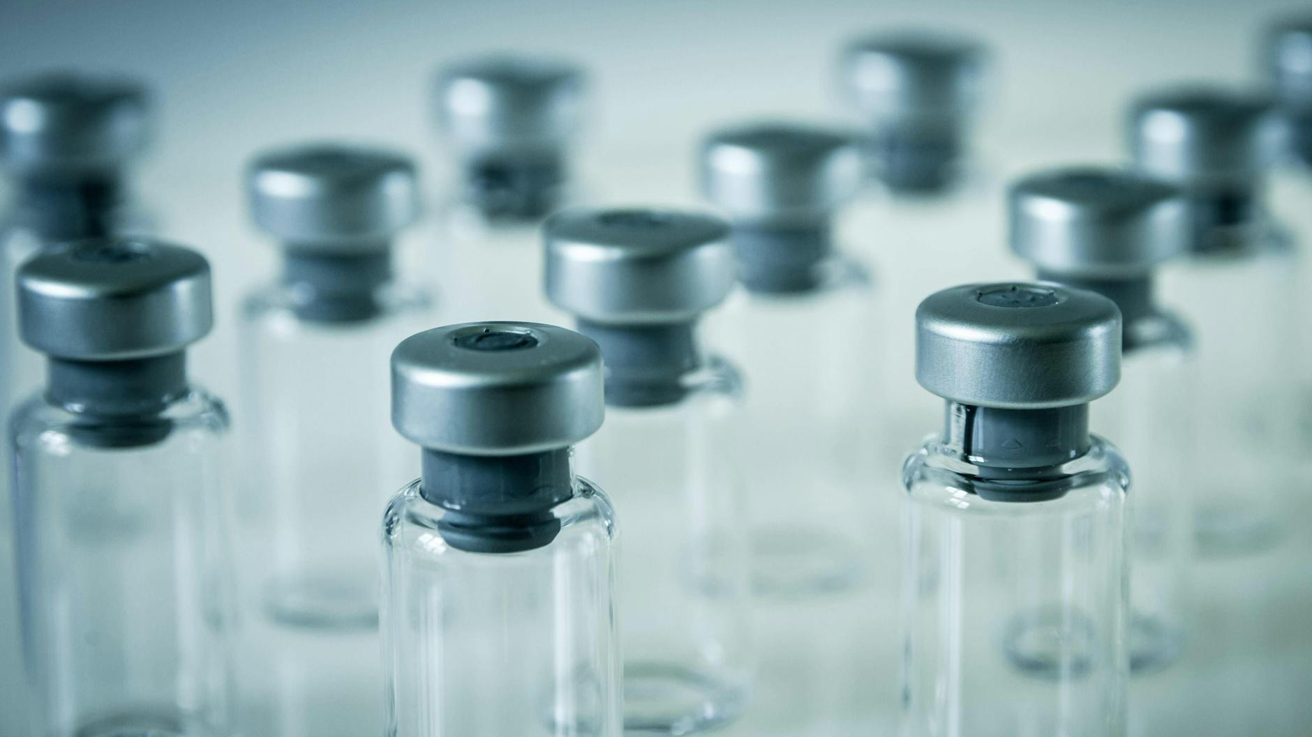 Impfstoffbehälter aus Glas.