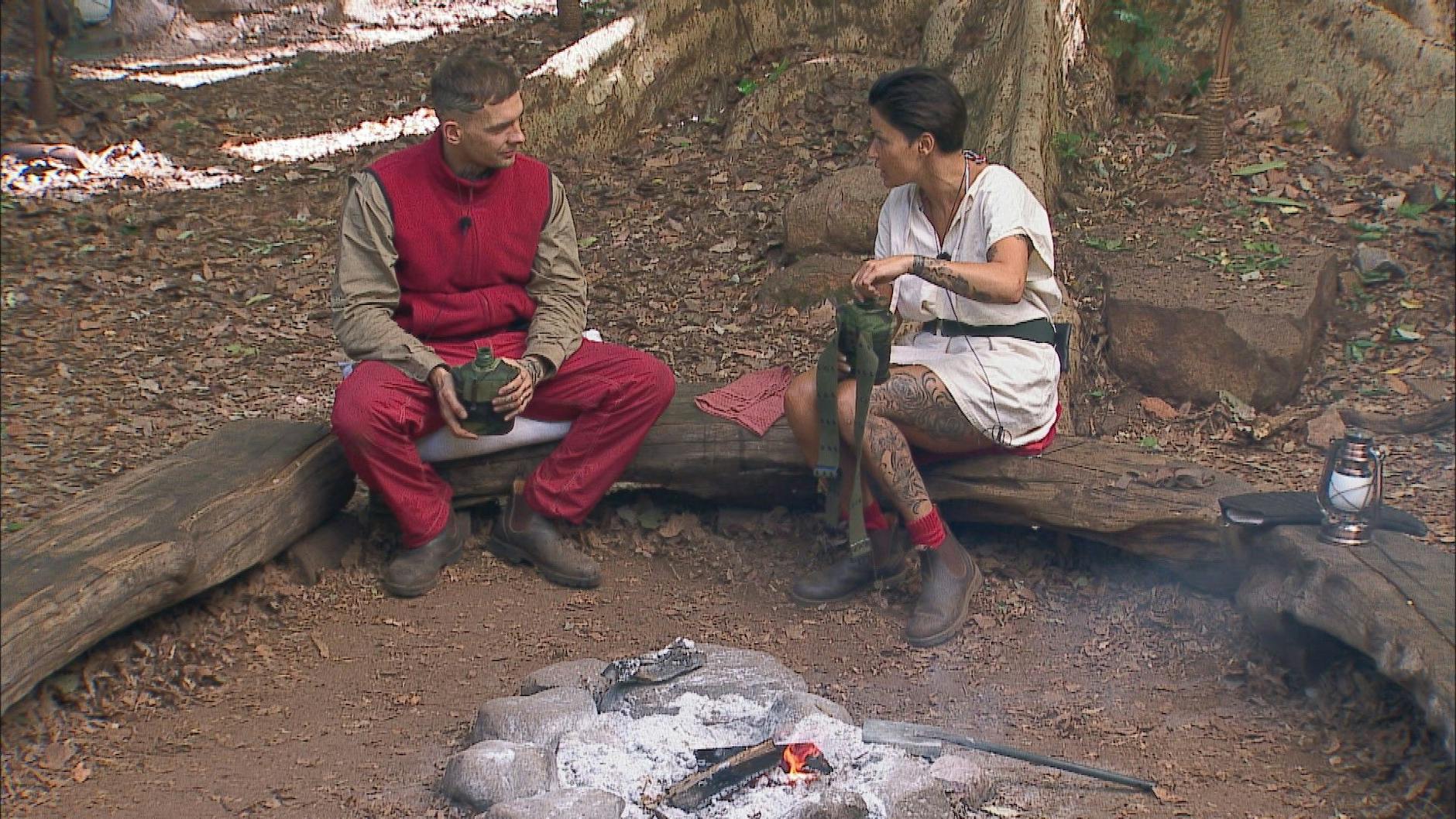 Eric Stehfest und Jasmin Herren lästern im Dschungelcamp über Harald Glööckler und Anouschka Renzi.