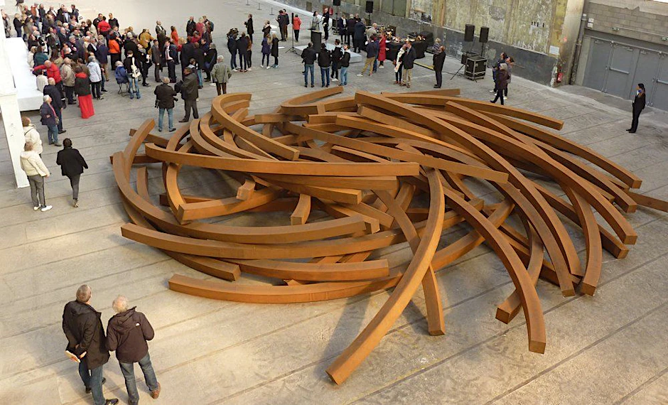 Bernar Venet: „Effondrement of Arcs“, 2019