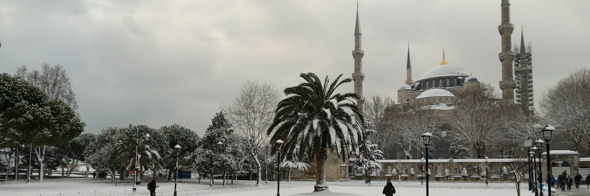 Ein seltenes Bild: Die Dächer der berühmten Blauen Moschee sind schneebedeckt.