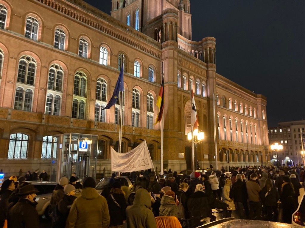 Berlin: Rund Tausend Menschen Bei Demo Gegen Corona-Maßnahmen