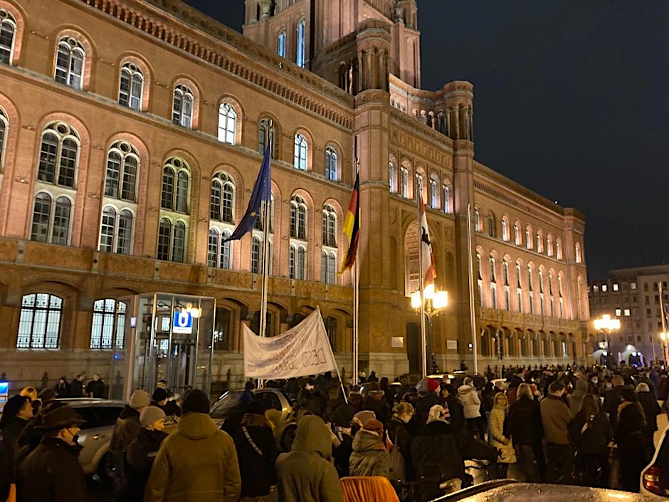 Demonstranten gegen die Corona-Politik der Bundesregierung ziehen am Roten Rathaus vorbei.