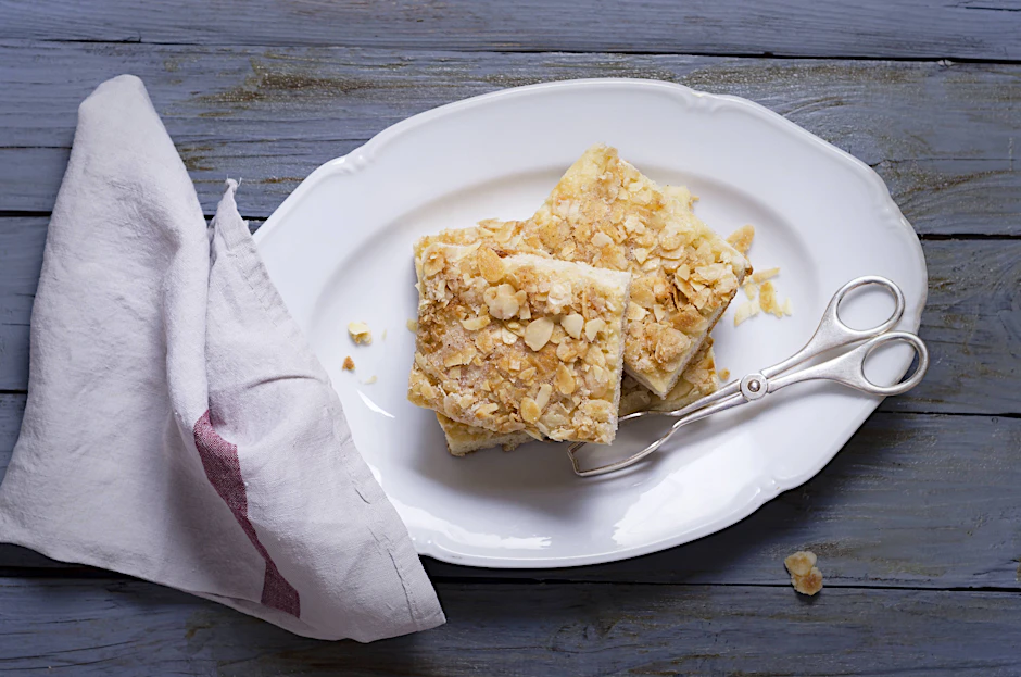 Der Butterkuchen braucht nicht viele Zutaten, schmeckt aber total lecker.