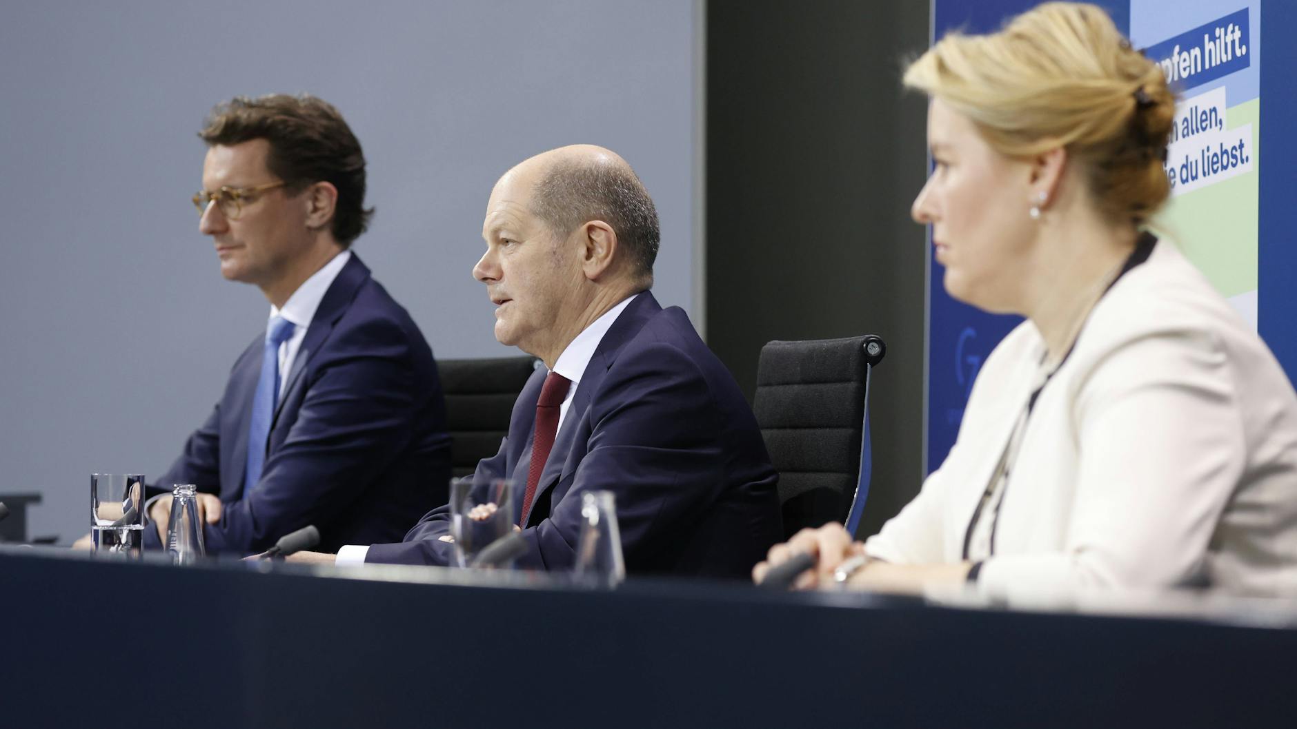 Bundeskanzler Olaf Scholz und die Ministerpräsidenten wollen zunächst an den aktuellen Maßnahmen festhalten.