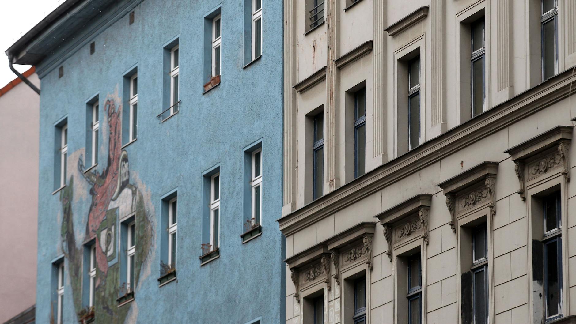 Mal mit, mal ohne Stuck: In der Oranienstrasse stehen die architektonischen Schwestern nebeneinander und sehen doch aus, als stammten sie aus unterschiedlichen Zeiten.