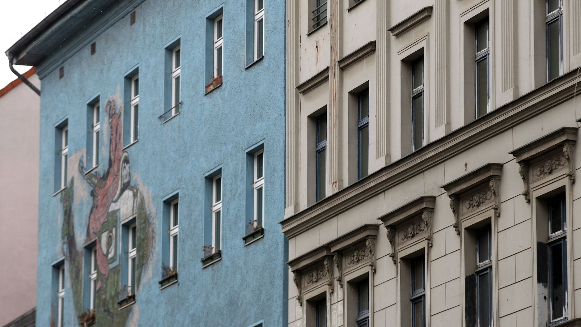 Mal mit, mal ohne Stuck: In der Oranienstrasse stehen die architektonischen Schwestern nebeneinander und sehen doch aus, als stammten sie aus unterschiedlichen Zeiten.
