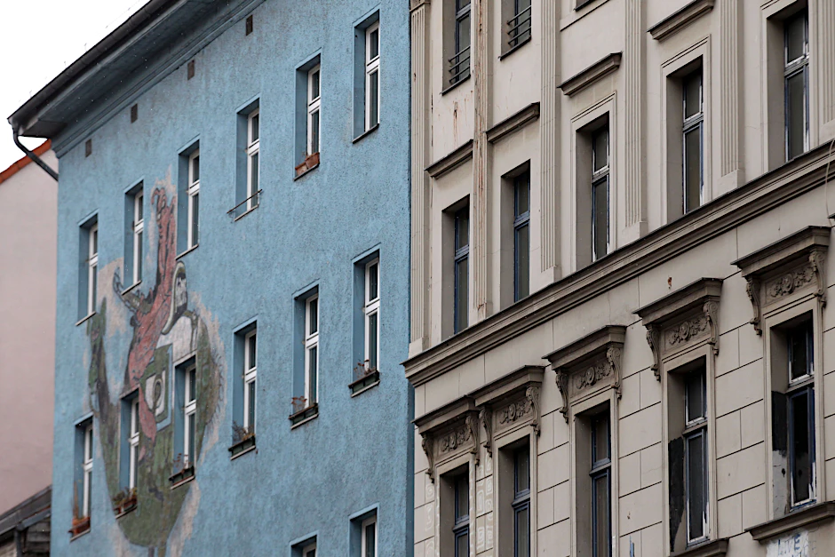 Mal mit, mal ohne Stuck: In der Oranienstrasse stehen die architektonischen Schwestern nebeneinander und sehen doch aus, als stammten sie aus unterschiedlichen Zeiten.