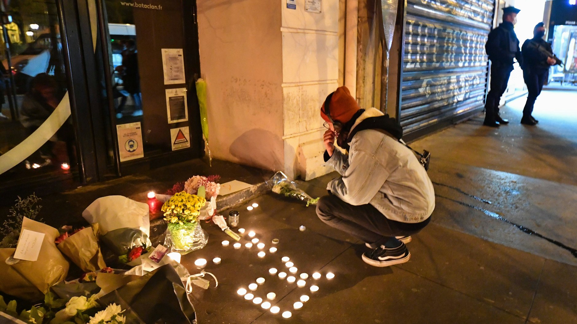 Jedes Jahr legen Menschen Blumen vor dem Bataclan-Club ab.