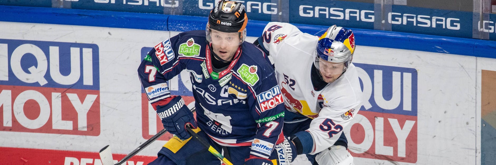 Eisbär Frank Hördler lässt sich von Münchens Patrick Hager nicht beirren.