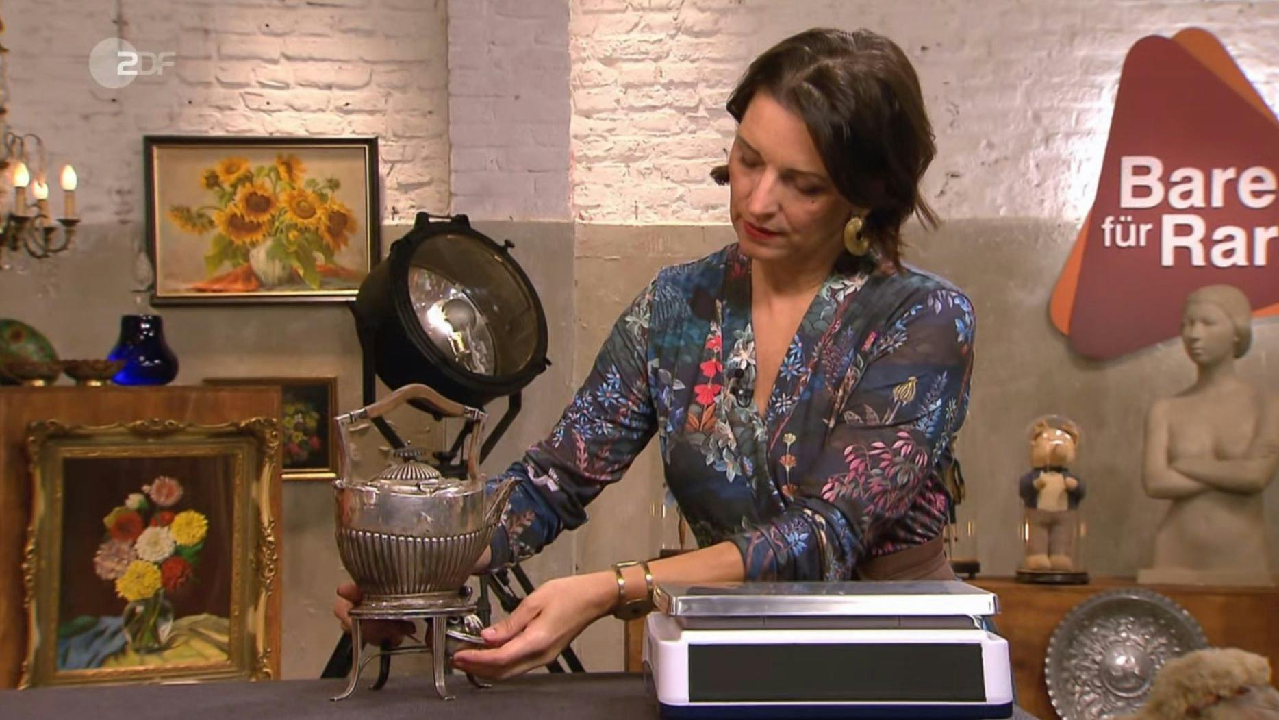 „Bares für Rares“-Expertin Wendela Horz gefällt das Silber-Kännchen, auch wenn es Mängel hat.