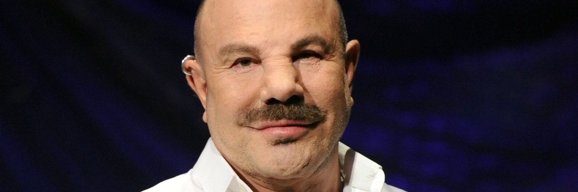 Der Designer Manfred Thierry Mugler ist tot. Er sei am Sonntag im Alter von 73 Jahren gestorben, hieß es in einer Mitteilung auf seiner Facebook-Seite.