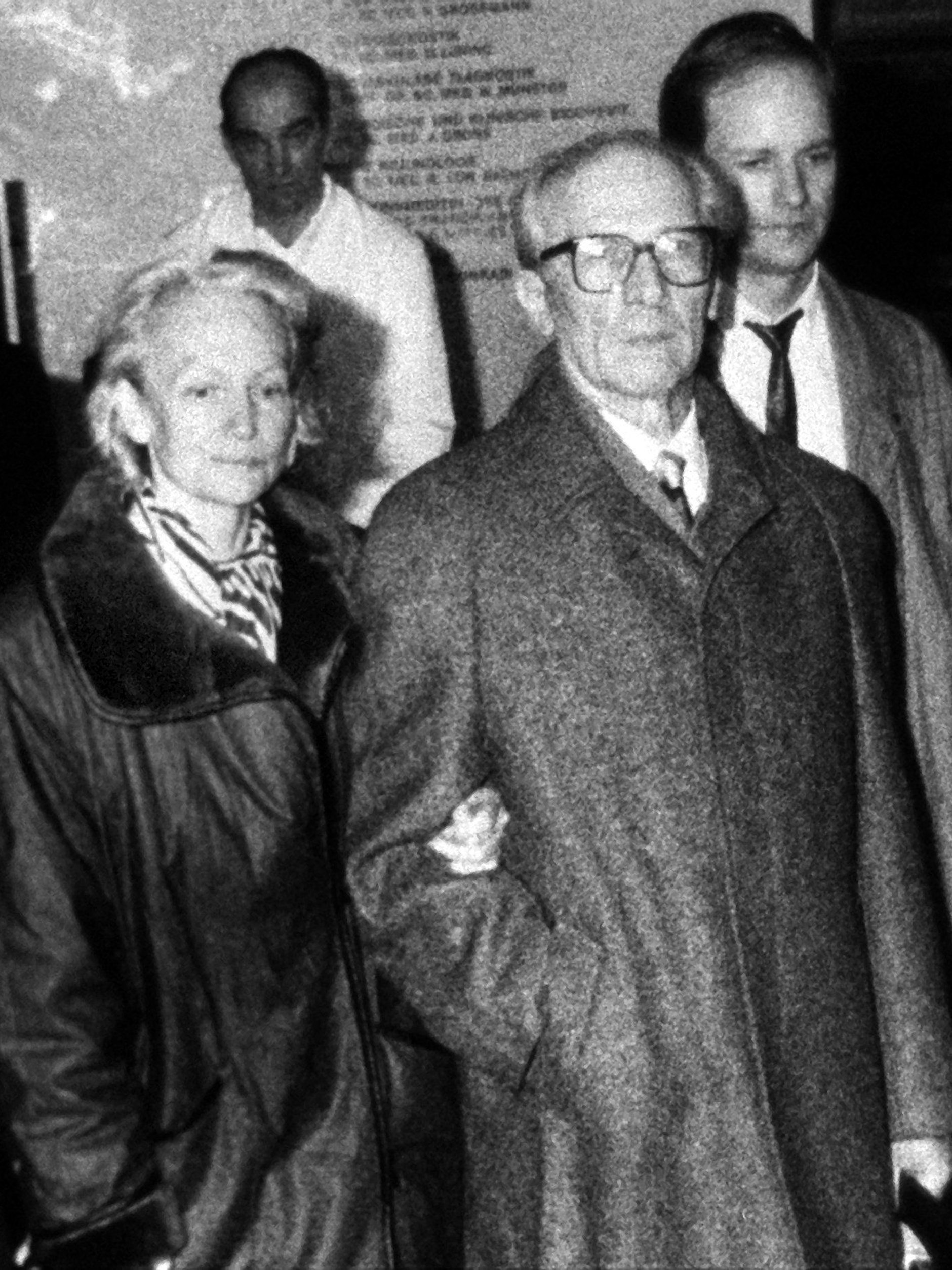 Januar 1990: Der ehemalige Staats- und Parteichef der DDR, Erich Honecker und seine Ehefrau Margot verlassen am frühen Morgen das Krankenhaus Charité in Ost-Berlin.