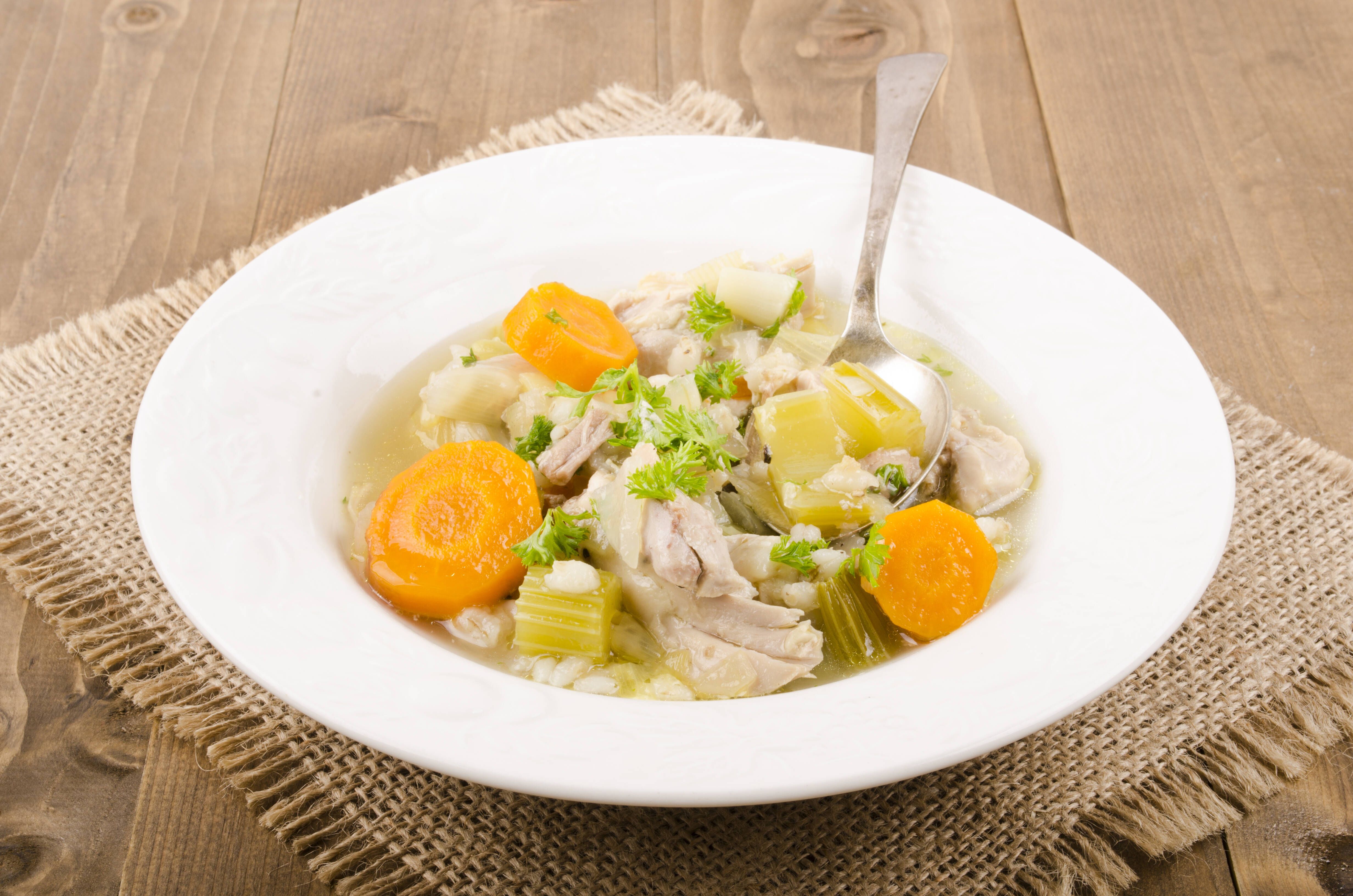 Suppe bei Erkältungen: Diese Hühner-Nudel-Suppe zählt zu Omas Geheimrezepten bei Husten und Co.