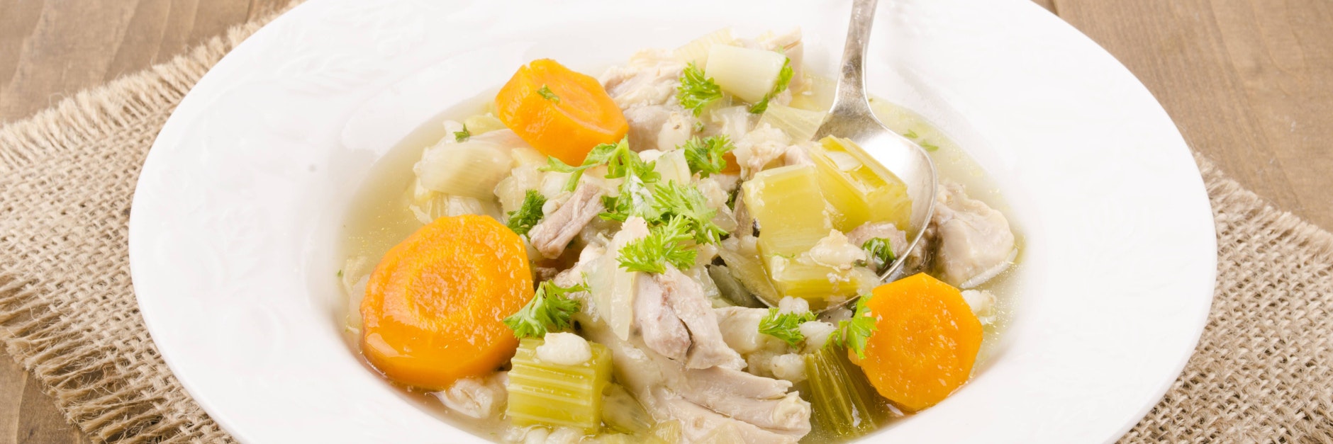 Eine selbstgekochte Hühner-Suppe wirkt wahre Wunder gegen Erkältungen und ist auch sonst einfach genial.