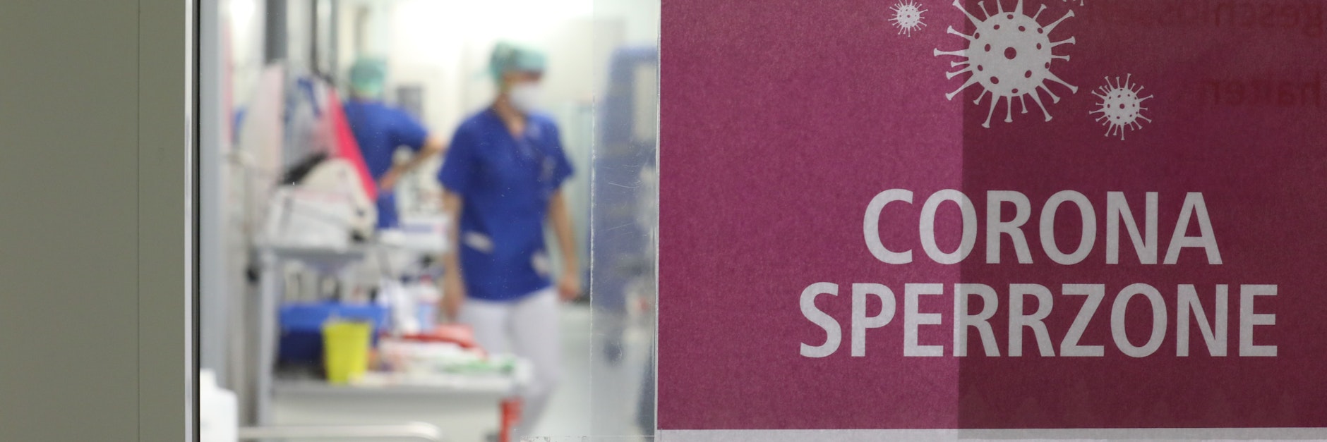 „Corona Sperrzone“ steht auf einem Schild am Eingang der Covid-19-Intensivstation.