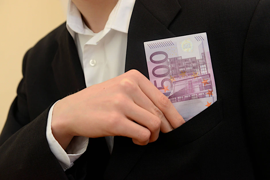 In manchen Ländern werden politische Prozesse mit Schmiergeld deutlich beschleunigt. Deutschland liegt beim Korruptionsranking auf einem guten Platz. Es ist aber nach wie vor ein guter Ort für Geldwäsche, kritisiert die Organisation Transparency International Deutschland.