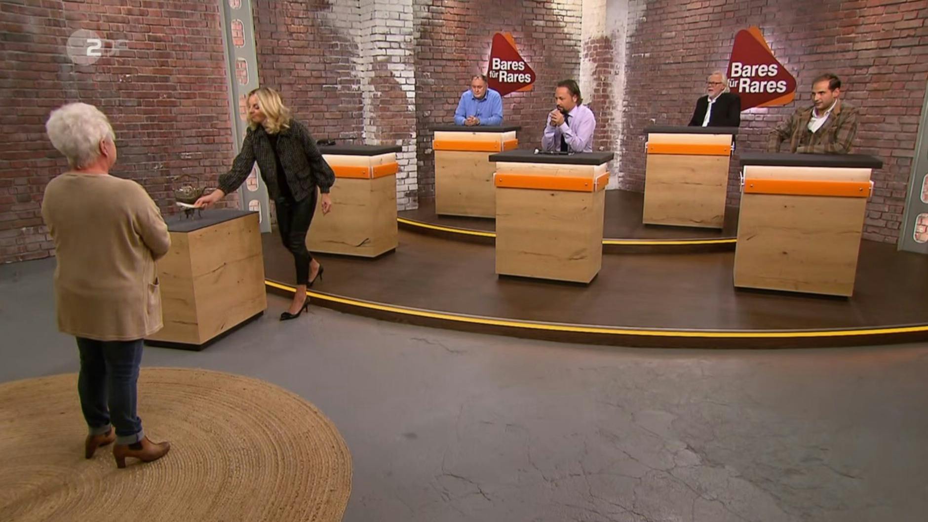 „Bares für Rares“-Händlerin Susanne Steiger zahlt 750 Euro für das Kännchen.