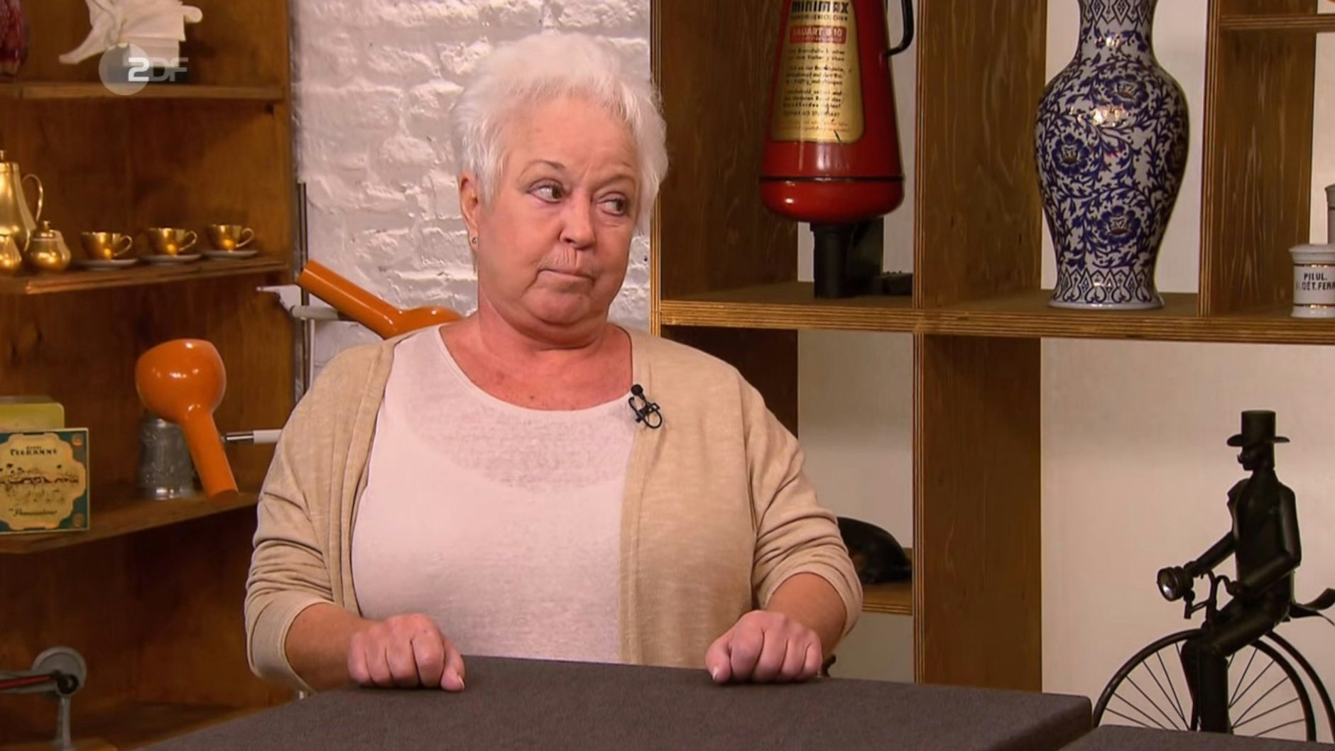 Sie wird von ihren Ekelkindern „Oma Randale“ genannt, erzählt&nbsp;„Bares für Rares“-Kandidatin Antonette Rohe-Schieke.