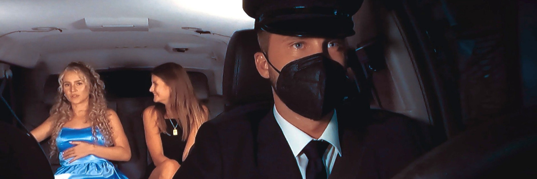 Bachelor Dominik Stuckmann verkleidete sich als Chauffeur und brachte Christina R. (l.) und Josephine selbst zur Villa. Die ahnten nichts.