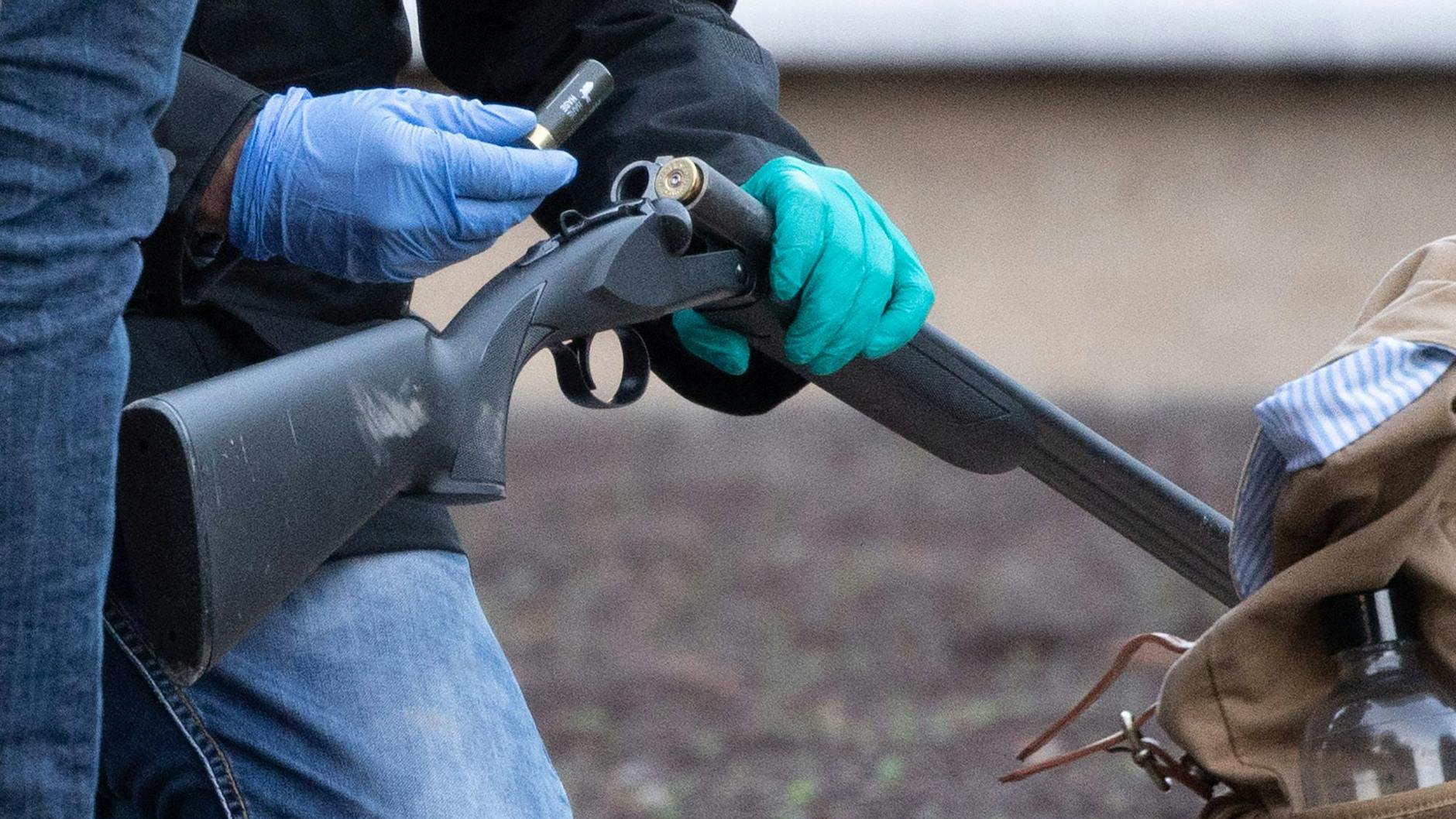 Mit einer Langwaffe hat ein Mann mehrere Menschen in einem Hörsaal verletzt, eine junge Frau ist wenige Stunden nach der Tat ihren schweren Verletzungen erlegen. Der Täter ist inzwischen tot.