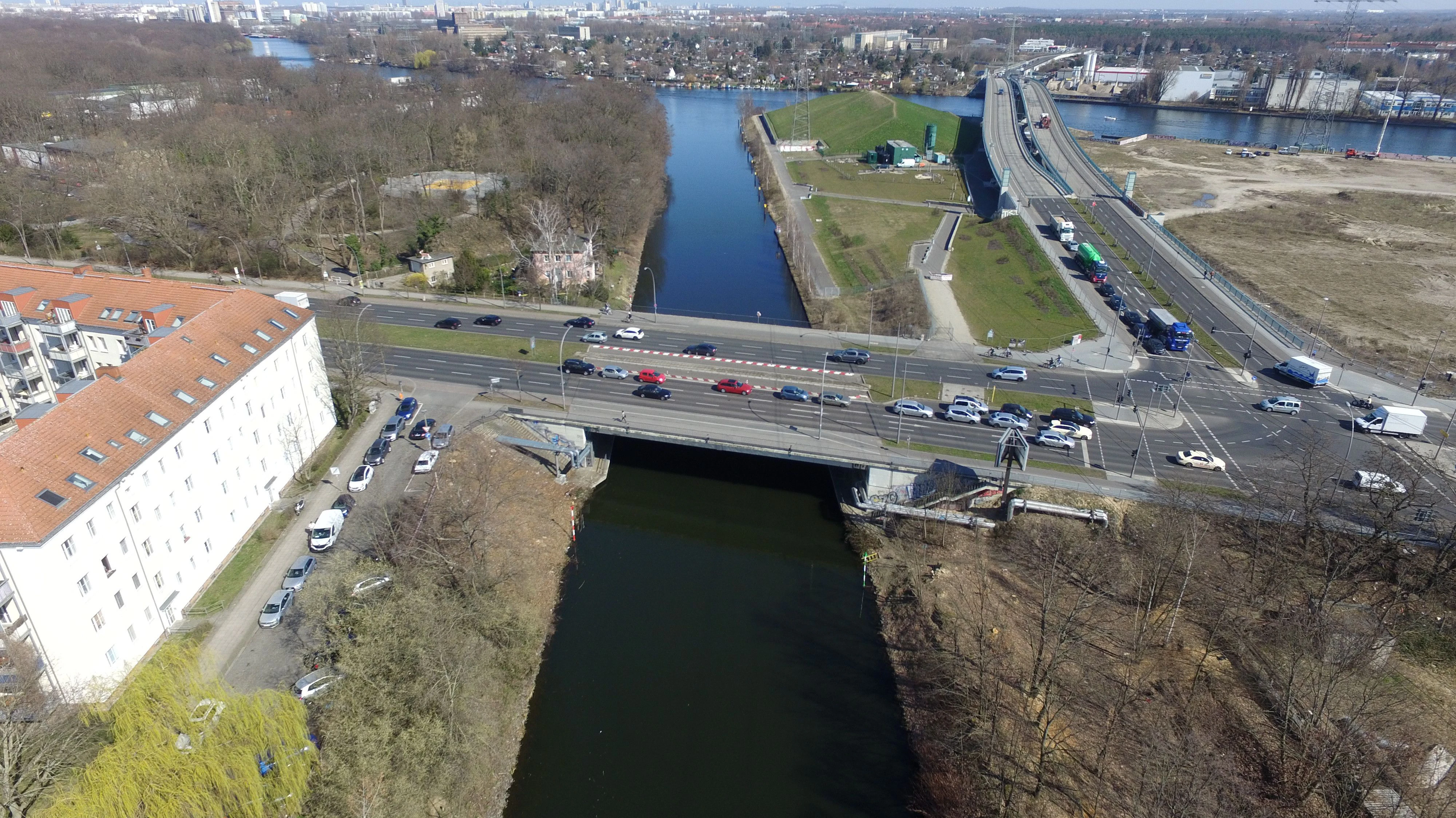 Die Marggraffbrücke in Baumschulenweg aus der Luft gesehen. Das Bauwerk mit einer Stützweite von 36 Metern besteht aus drei Brücken. In der Mitte fuhr bis Juli 1973 die Straßenbahn zur Wiener Brücke in Treptow.